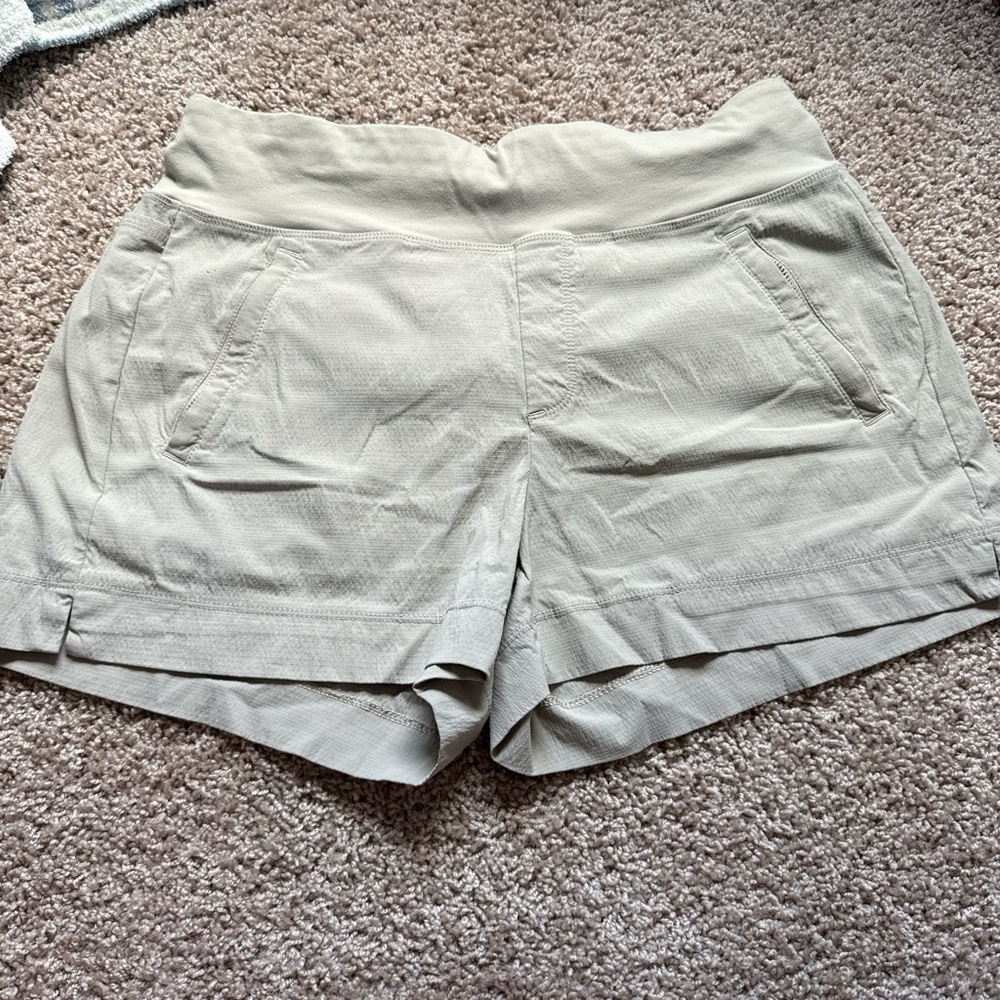 Athleta Women's Beige Cargo Shorts